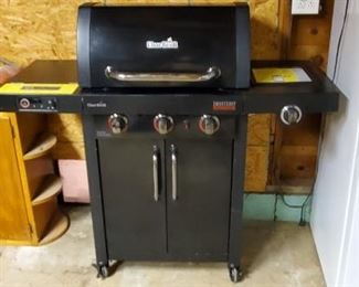 Char-Broil SmartChef 3 burner gas grill - like new with cover