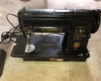 Singer feather lite portable sewing machine with case