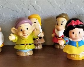 Snowwhite and the seven dwarves.
