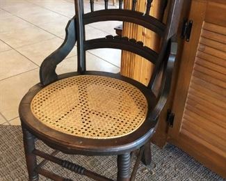 WOOD/RATTAN SIDE CHAIR