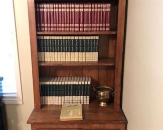 BOOKCASE/DISPLAY CASE W/STORAGE