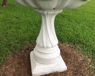 BEAUTIFUL CONCRETE BIRD BATH
