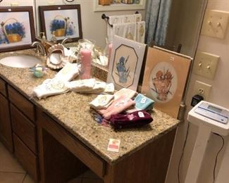BATH ITEMS, ART, SCALE