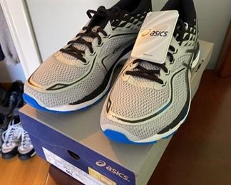 New In Box men’s ASICS Gel Cumulus 19 running shoes, size 11.5