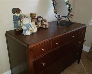 Vintage Dresser - has mirror but is not attached.