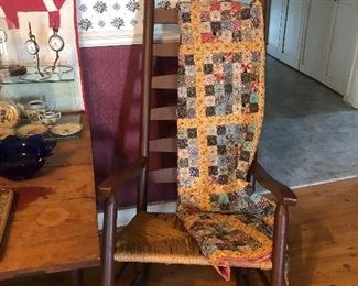 Rocker w yo-yo quilt
