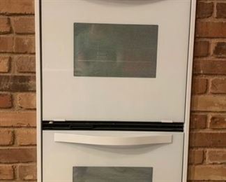 Like new! See description in alternate photo from Whirlpool website. 