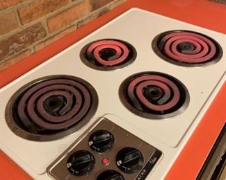 1970 Frigidaire Cooktop with four burners. Very clean, fully functional, excellent vintage condition. 