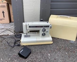 DT 701 Sewing Machine