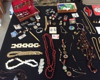 Table of miscellaneous jewelry 