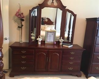 Thomasville ladies dresser with mirror $450