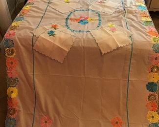 Vintage 70s retro kitsch embroidered long table cloth with 12 Napkins