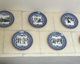 Royal Doulton Gibson Girl Plates and Book. We have 24 plates. List will be available.