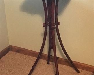 Love this unique little table. Perfect for a plant stand.