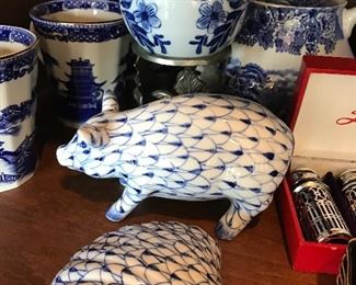 Herend Fishnet pattern - Hand painted Pig and Shells