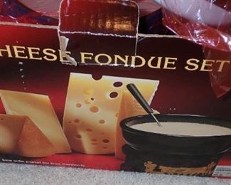 FONDUE POTS WITH FORKS