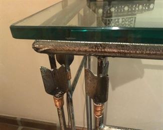 Detail of arrow table shown next.  Look at the thickness of that glass!