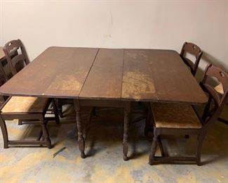 Vintage Drop Leaf Gate Leg Dining Table 44.5 x 62
With 5 Chairs! Great Repurpose Project!
