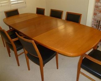 Svegard Dining table w 2 leaves & 8 chairs.