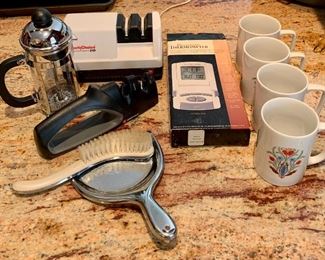 Lot of assorted kitchen items: $20