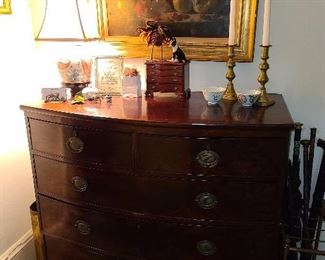 Federal Bowfront Mahogany Chest Of Drawers (19th Century)