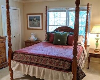 Straight from the Hawaiian pineapple plantation, comes this carved wood 4-poster Drexel Heritage "Lancashire Heritage" queen size bed, with, what else, pineapple details!