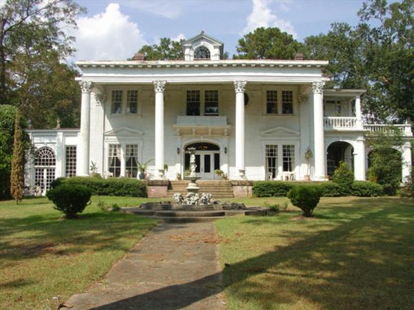 Edgewood Estate:  Constructed in 1910 where the present owner has lived for the past 54 years. This is the largest private dwelling in all  Brookhaven (over 12,000 sq. ft.) and is on the list of Mississippi's most important homes.