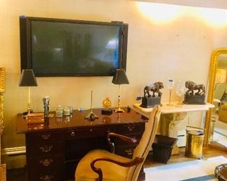 Great mahogany desk nice leather desk chair