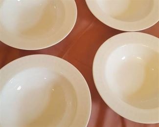 4 Corelle serving bowls