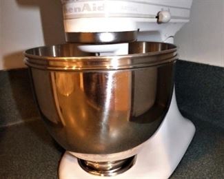 Kitchen Aid Mixer with MANY attachments (See next pictures)