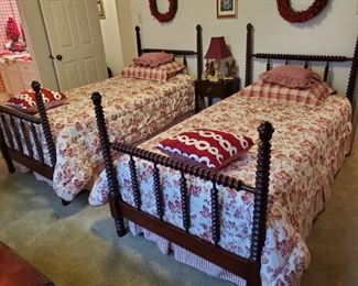 ANTIQUE LOW POSTER SPOOL TWIN BEDS