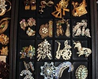 EARRINGS/BROOCHES