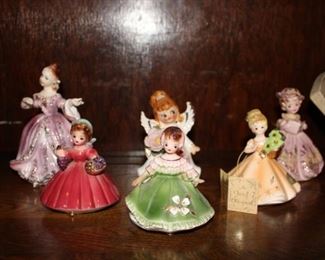 FIGURINES