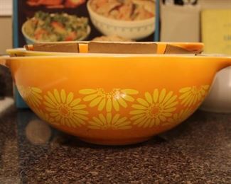 VINTAGE PYREX DAISY CINDERELLA BOWL SET