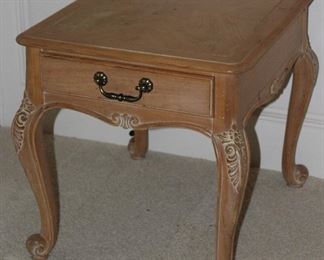 Hekman Wheat Finish Cabriole Leg End Table. (22”W x 26”” D x 23”H)solid Hardwoods and Veneer Construction