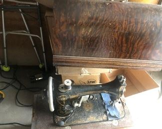 ANTIQUE SINGER SEWING MACHINE
