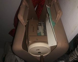 MINITURE CHILDREN'S SINGER SEWING MACHINE