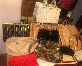 LOADS OF PURSES AND POCKETBOOKS