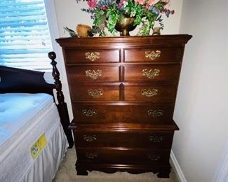 $120 WOODEN 5 DRAWER DRESSER / CHEST OF DRAWERS
35”L x 18”D x 49”H