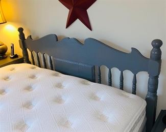 $95 QUEEN GRAY HEADBOARD WITH METAL FRAME
61.5”W x 82”L