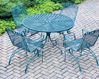 $180 GREEN WROUGHT IRON ROUND PATIO TABLE WITH 4 CHAIRS 

