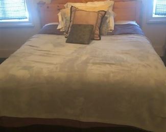 Pine Queen Size Bed 