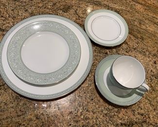 27. Wedgewood Juliet Bone China Mint Green 10 Place Settings and Serving Dish (Dinner, Salad, Bread, Cup & Saucer)