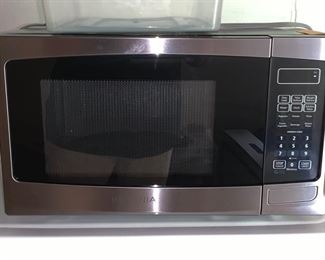 72. Insignia Microwave (19'' x 14'' x 12'')