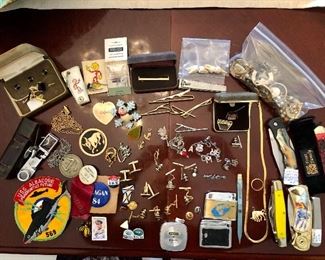 Vintage assortment: pins, knives, jewelry (costume & gold)...