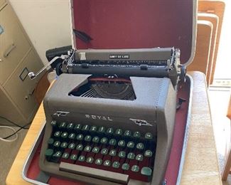 Vintage Royal Typewriter/Case