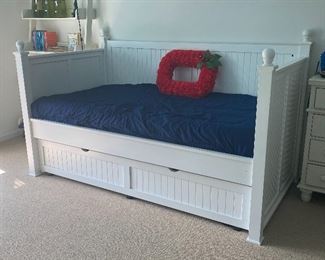 TRUNDLE BED