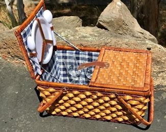 Picnic basket with service