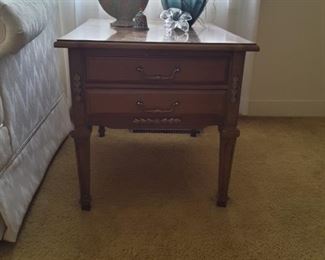 Pair of matching end tables in great condition 