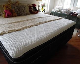 Stearns & Foster Deluxe King Size Mattress & Base
